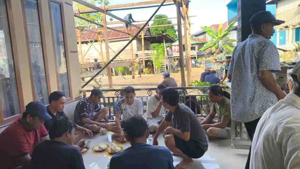 Masyarakat Desa Waemputtange Kecamatan Amali Gelar Gotong Royong Bangun Rumah Warga, Tradisi Kebersamaan Terus Dijaga